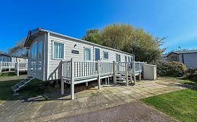 Beautiful Lodge At Manor Park In Hunstanton Ref 23018K